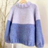 Strikkeopskrift på en sweater til børn. Lazy sunday Sweater Junior i lilla.