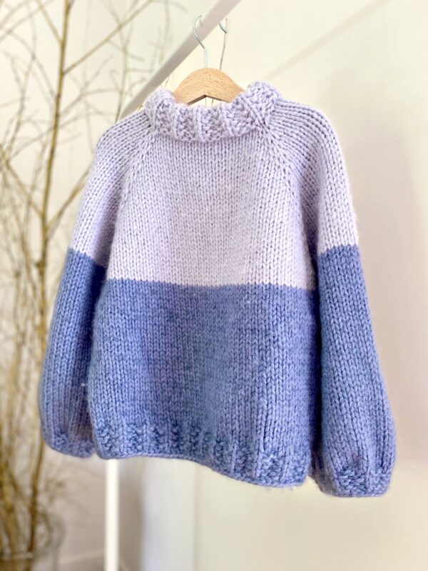 Strikkeopskrift på en sweater til børn. Lazy sunday Sweater Junior i lilla.
