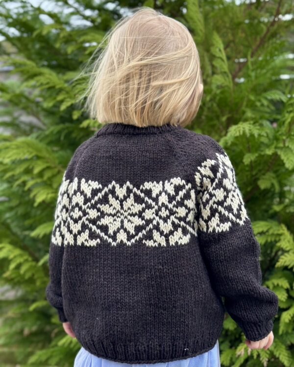 Nora Sweater Junior af Knitlidt