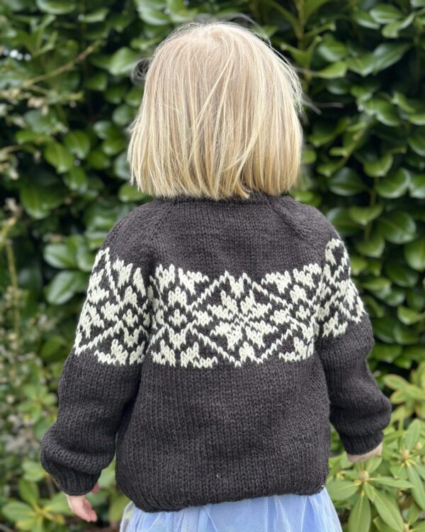 Nora Sweater Junior af Knitlidt