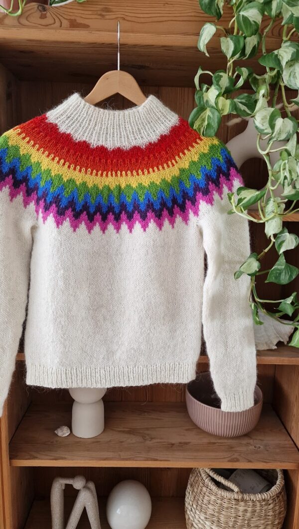 Regnbogi Sweater (EN) - Image 2
